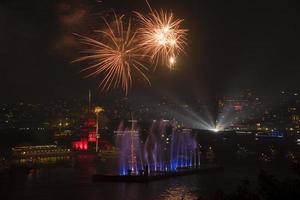 show de fogos de artifício e água do dia da república no bósforo de Istambul em frente à torre da donzela foto