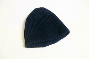 Preto gorro, fez a partir de tricotado tecido. em uma branco ou creme fundo foto