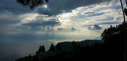 cênico Visão do Sol raios depois de chuva dentro toba lago. coberto com a pequeno ilha foto