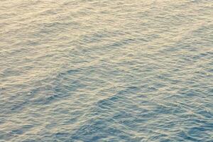 a oceano é calma e azul com alguns ondas foto