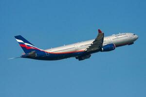 aeroflot airbus a330-300 vq-bek passageiro avião saída e levar fora às hong kong chek colo kok aeroporto foto