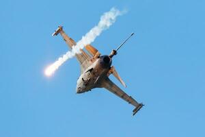 polonês ar força cadeado f-16 brigando falcão lutador jato avião vôo. aviação e militares aeronaves. foto