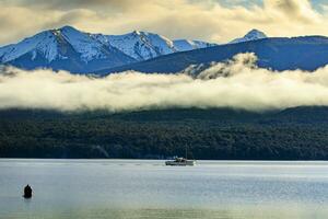 barco cruzeiro dentro te anu lago Southland Novo zelândia foto