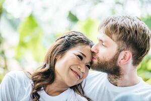 casal feliz e sorridente diversidade em momentos de amor juntos foto