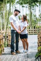 casal feliz e sorridente diversidade em momentos de amor juntos foto