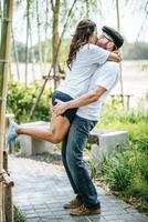 casal feliz e sorridente diversidade em momentos de amor juntos foto