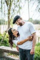 casal feliz e sorridente diversidade em momentos de amor juntos foto