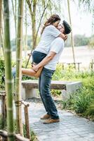 casal feliz e sorridente diversidade em momentos de amor juntos foto