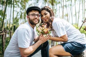 casal feliz e sorridente diversidade em momentos de amor juntos foto