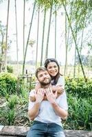 casal feliz e sorridente diversidade em momentos de amor juntos foto