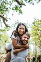 casal feliz e sorridente diversidade em momentos de amor juntos foto