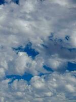 uma ampla branco nuvem é dentro a céu acima uma de praia foto