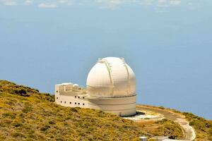 a observatório é localizado em a topo do uma Colina foto