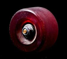uma roxa skate roda com uma vermelho Centro foto