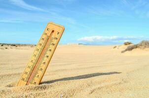 uma termômetro dentro a deserto foto