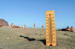 uma termômetro em a de praia foto