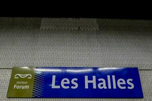 uma placa para les Halles metro estação dentro Paris, França foto