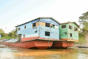 dois casa barcos estão ancorado dentro a água Próximo para cada de outros foto