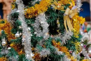 uma Natal árvore decorado com ouropel e enfeites foto