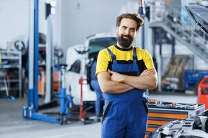 retrato do feliz soldado dentro auto reparar fazer compras encarregado com mudando carros óleo. com experiência especialista dentro garagem pronto para começar fazendo checkups em veículos dentro garagem área de trabalho foto