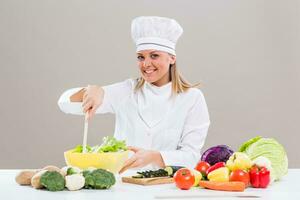 fêmea chefe de cozinha fazer saudável refeição foto