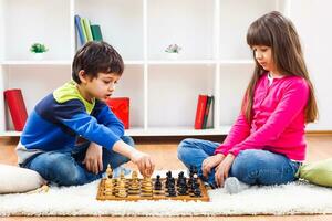 dois crianças jogando xadrez foto