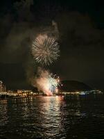 colorida fogos de artifício dentro a noite céu em a Beira-Mar do alicante Espanha foto