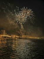 colorida fogos de artifício dentro a noite céu em a Beira-Mar do alicante Espanha foto