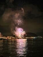 colorida fogos de artifício dentro a noite céu em a Beira-Mar do alicante Espanha foto