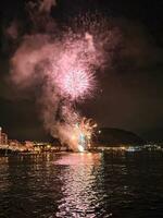 colorida fogos de artifício dentro a noite céu em a Beira-Mar do alicante Espanha foto