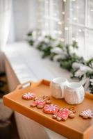 lindo interior festivo de natal em uma casa de campo na véspera de natal foto