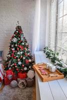 lindo interior festivo de natal em uma casa de campo na véspera de natal foto