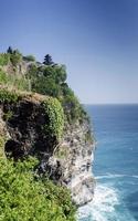 Uluwatu, um marco histórico no topo de um penhasco, templo balinês hindu em bali, Indonésia foto