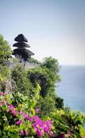 Uluwatu, um marco histórico no topo de um penhasco, templo balinês hindu em bali, Indonésia foto