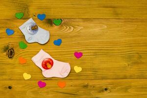 bebê suprimentos para Garoto e menina e coração formas em de madeira mesa.baby anúncio conceito foto