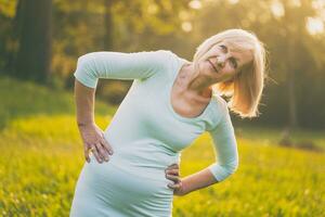 desportivo Senior mulher exercício ao ar livre foto