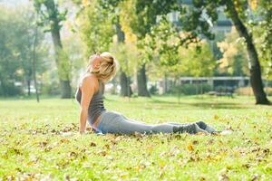 lindo mulher exercício ioga ao ar livre foto