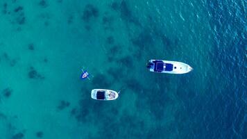 homem Navegando pequeno barco sobre azul mar foto