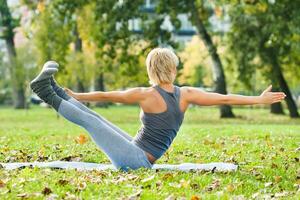 lindo mulher exercício ioga ao ar livre foto