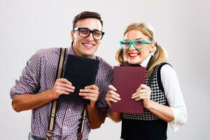 feliz nerd homem e mulher segurando livros foto