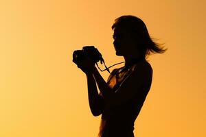 silhueta do uma mulher fotografando foto