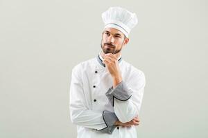 chefe de cozinha é pensando o que para cozinhar. foto