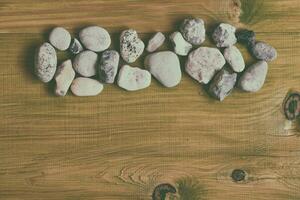 pedras em uma de madeira mesa foto