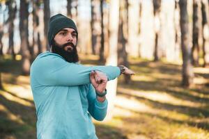 homem com barba goza exercício dentro natureza foto