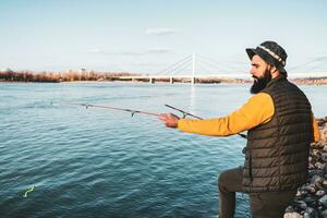 homem goza pescaria às a rio foto