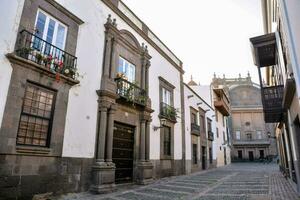 uma limitar rua entre edifícios foto