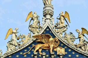 dourado leão e anjos em a cobertura do a catedral foto