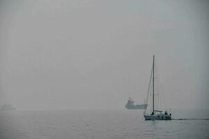 barcos dentro a oceano em uma nebuloso dia foto