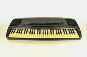 a velho Preto e amarelo eletrônico teclado foto