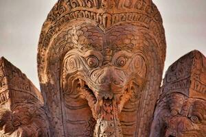 uma ampla esculpido de madeira escultura com uma Dragão cabeça foto